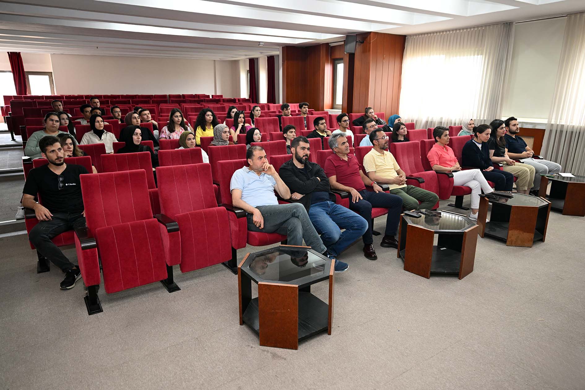 "Geometrinin Büyülü Dünyası" Matematik Kulübü tarafından konferans gerçekleştirildi