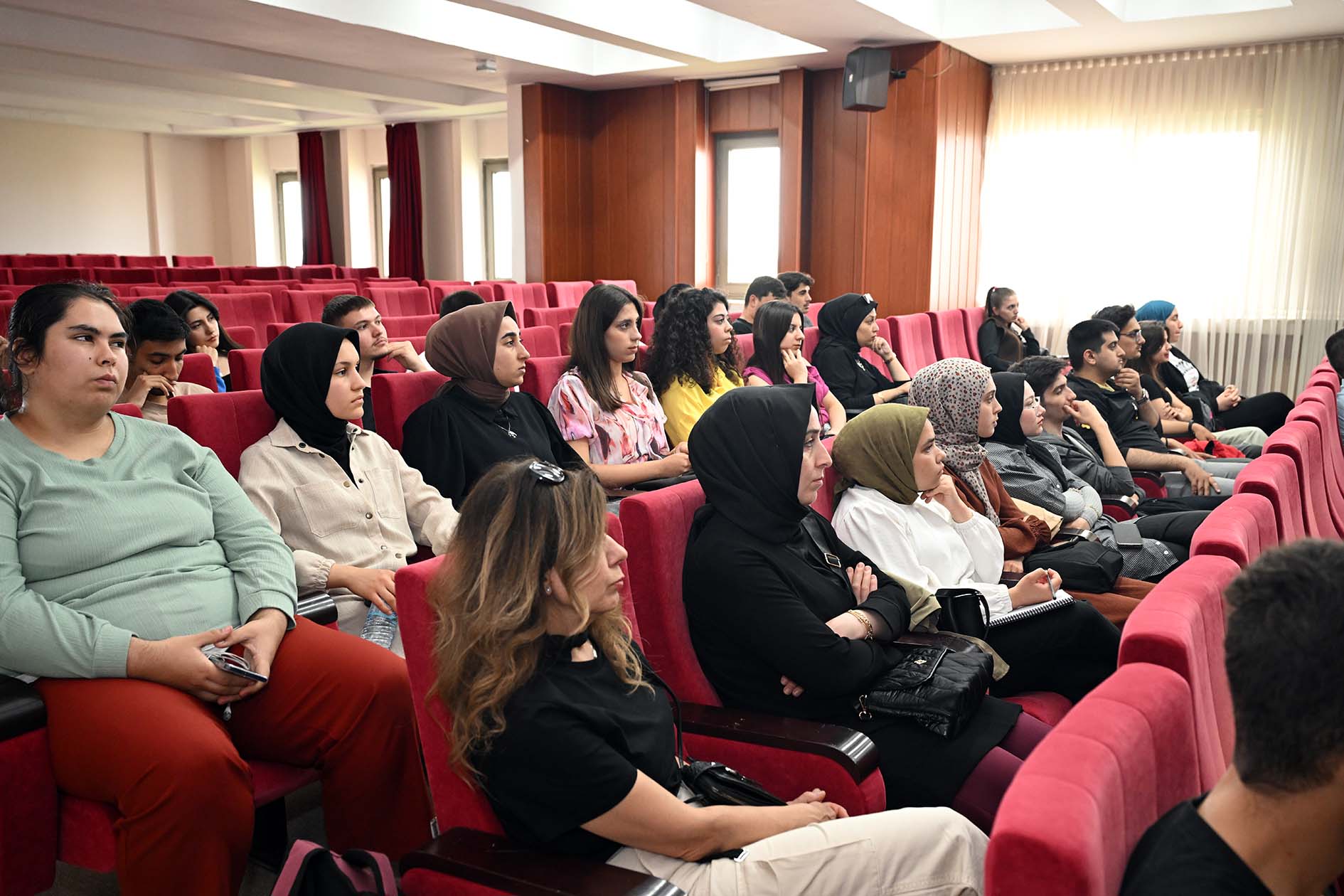 "Geometrinin Büyülü Dünyası" Matematik Kulübü tarafından konferans gerçekleştirildi