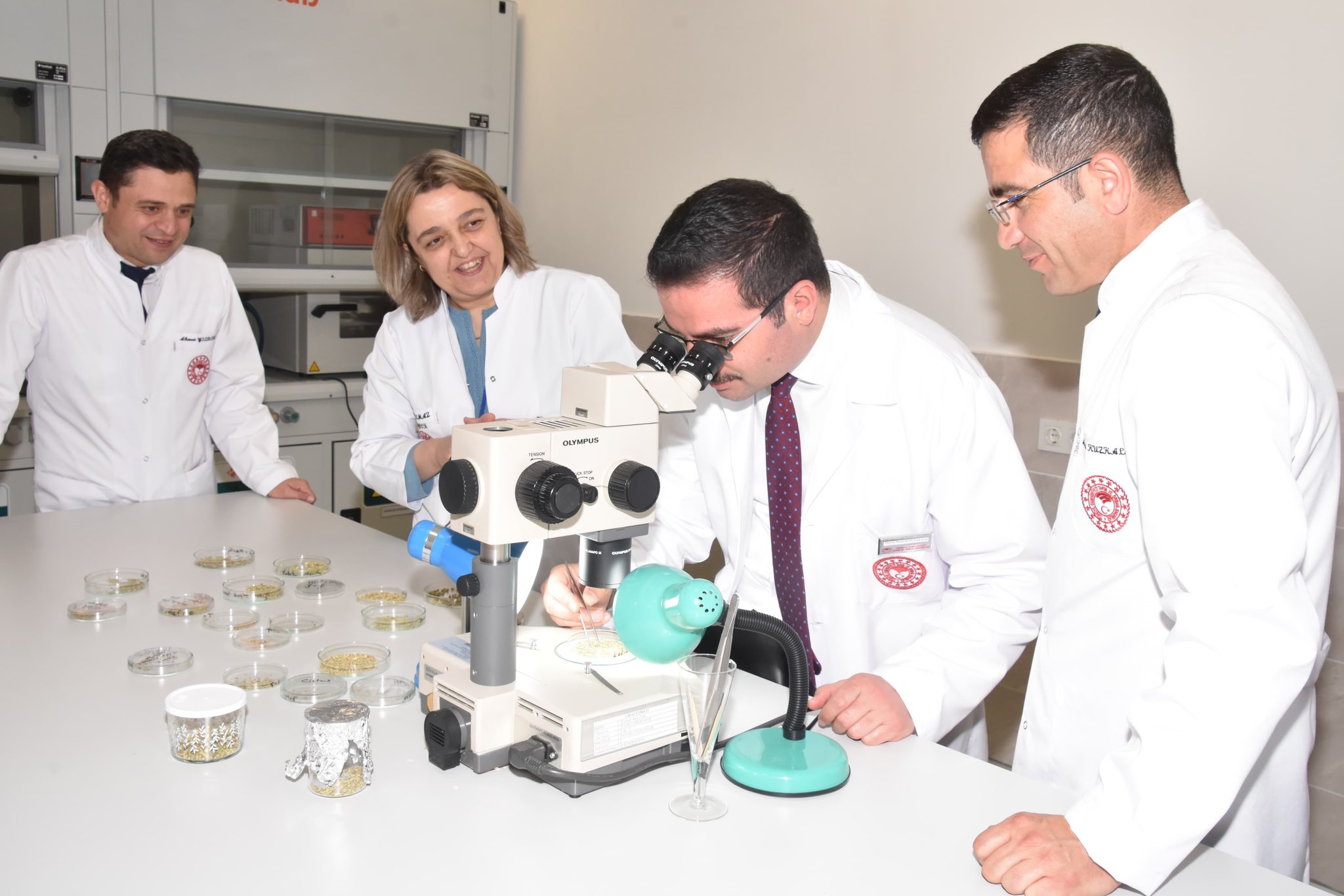 Beyaz Önlüğü Giydi Kırk Yıllık Laborant'ta Taş Çıkardı