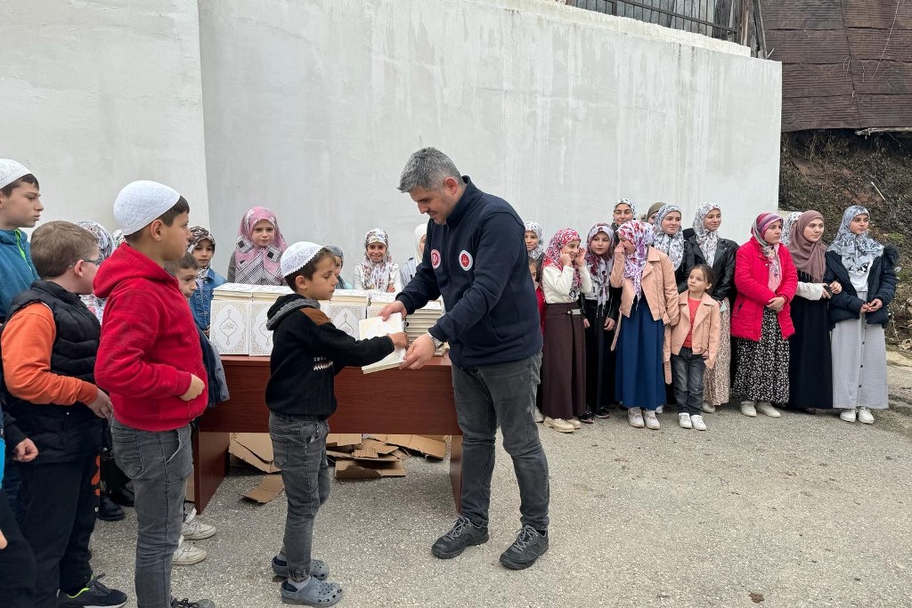 TDV İHTİYAÇ SAHİPLERİNE KUR'AN-I KERİM'DE ULAŞTIRACAK