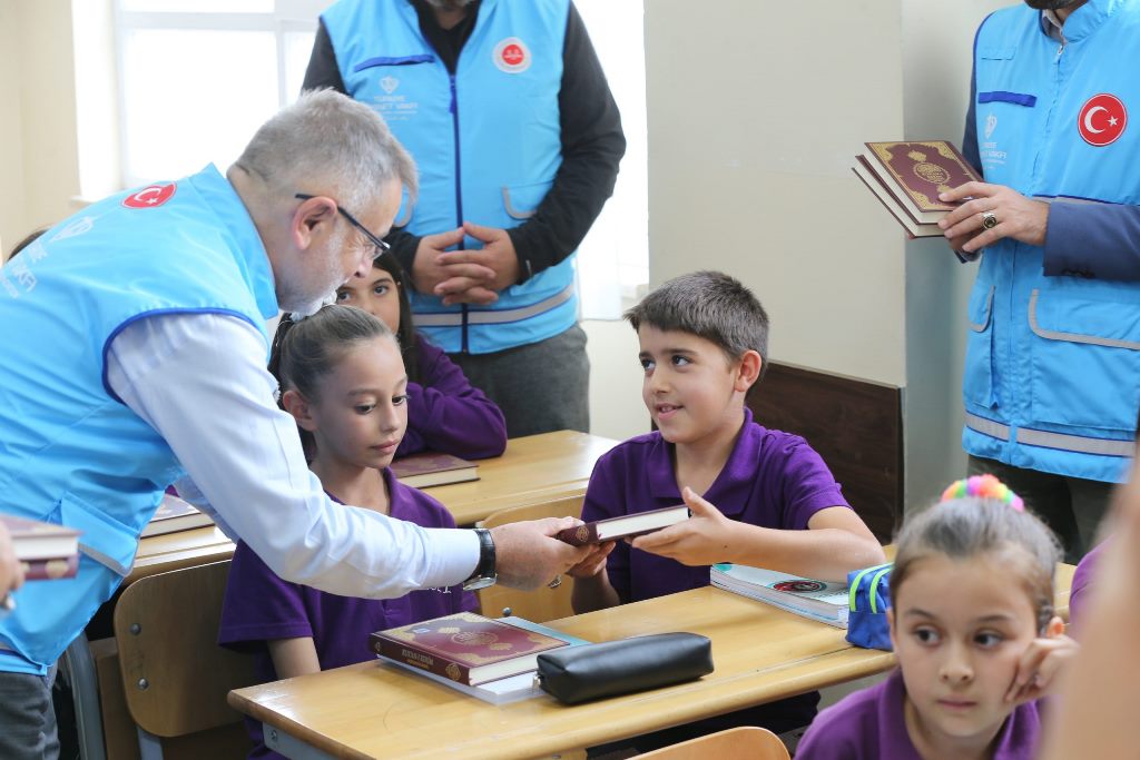 TDV İHTİYAÇ SAHİPLERİNE KUR'AN-I KERİM'DE ULAŞTIRACAK
