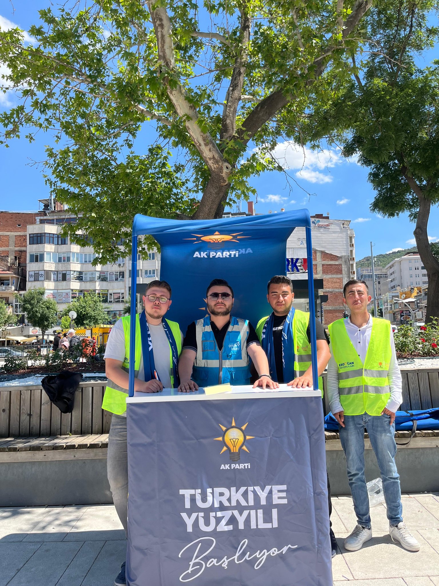 AK Gençler Afyon'da Çalışmalarını Sürdürüyor