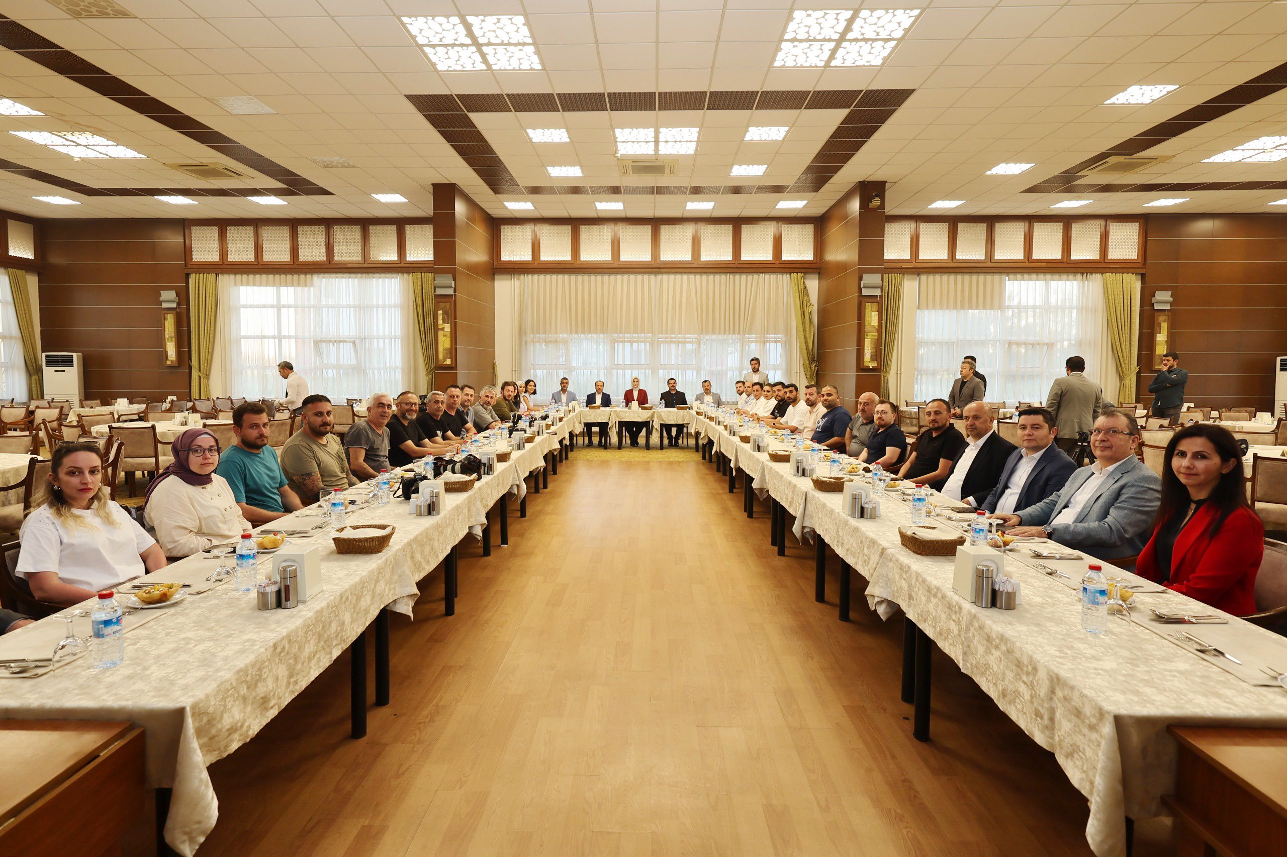Vali Doç. Dr. Kübra Güran Yiğitbaşı, Turizm Sektörü Temsilcileriyle Bir Araya Geldi