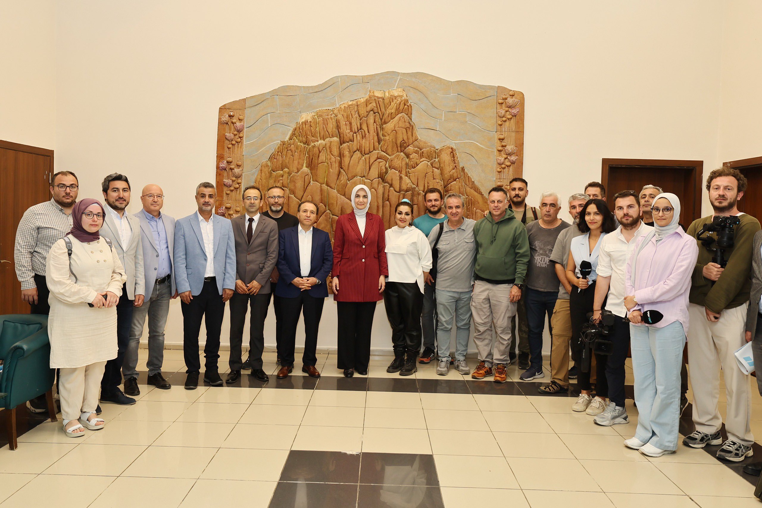 Vali Doç. Dr. Kübra Güran Yiğitbaşı, Turizm Sektörü Temsilcileriyle Bir Araya Geldi