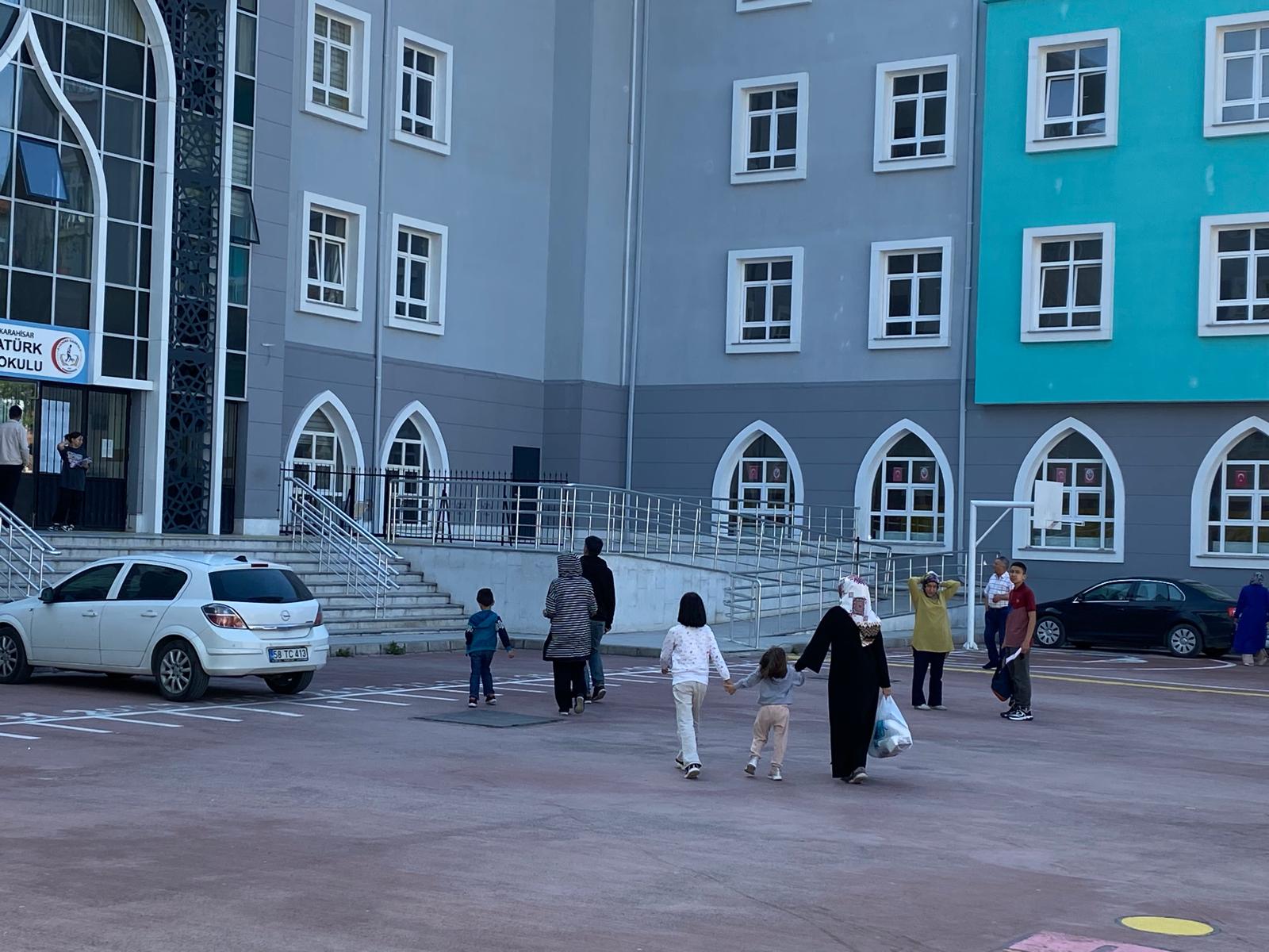 AFYONKARAHİSAR'DA İKİNCİ OTURUM HEYECANI  6 BİN 841  ÖĞRENCİ  KATILDI
