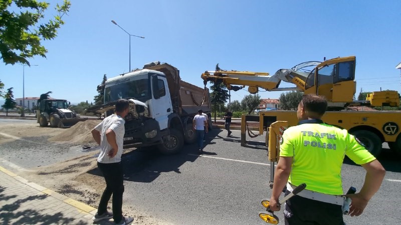 Lastiği Patlayan Kamyon Devrildi!  Devrilen kamyonun kapattığı kara yolu yeniden trafiğe açıldı