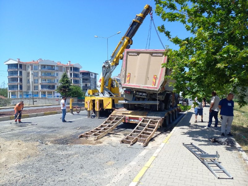 Lastiği Patlayan Kamyon Devrildi!  Devrilen kamyonun kapattığı kara yolu yeniden trafiğe açıldı