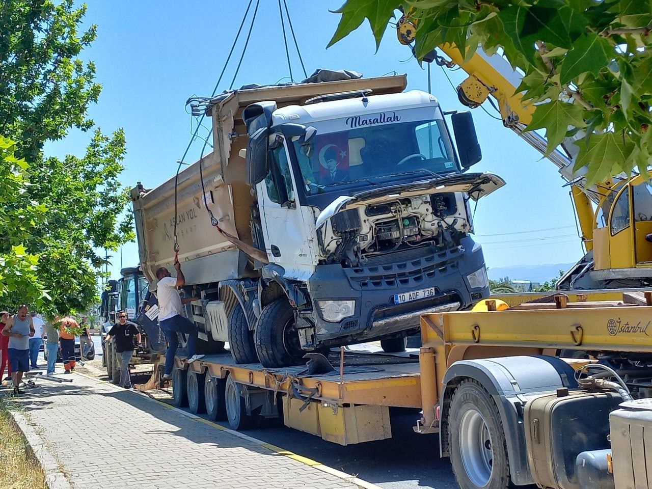 Lastiği Patlayan Kamyon Devrildi!  Devrilen kamyonun kapattığı kara yolu yeniden trafiğe açıldı