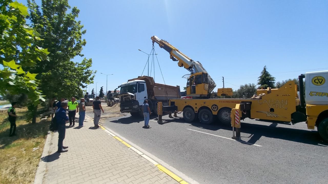 Lastiği Patlayan Kamyon Devrildi!  Devrilen kamyonun kapattığı kara yolu yeniden trafiğe açıldı