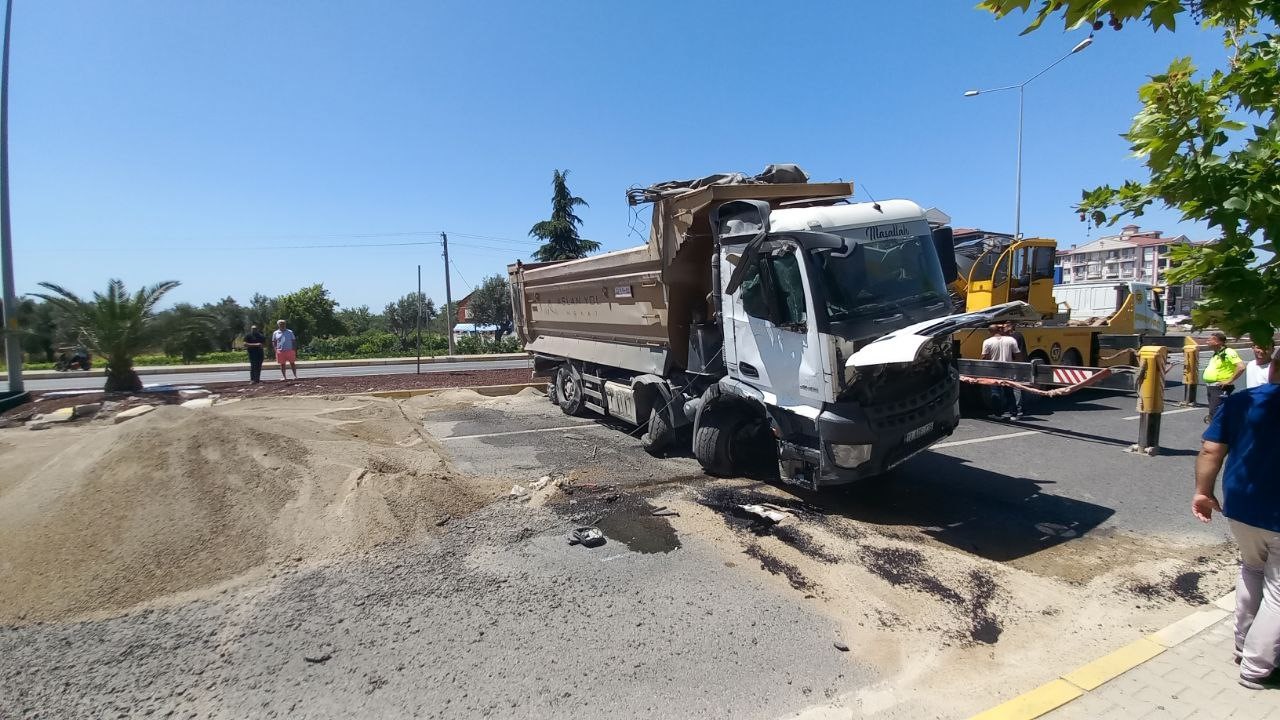 Lastiği Patlayan Kamyon Devrildi!  Devrilen kamyonun kapattığı kara yolu yeniden trafiğe açıldı