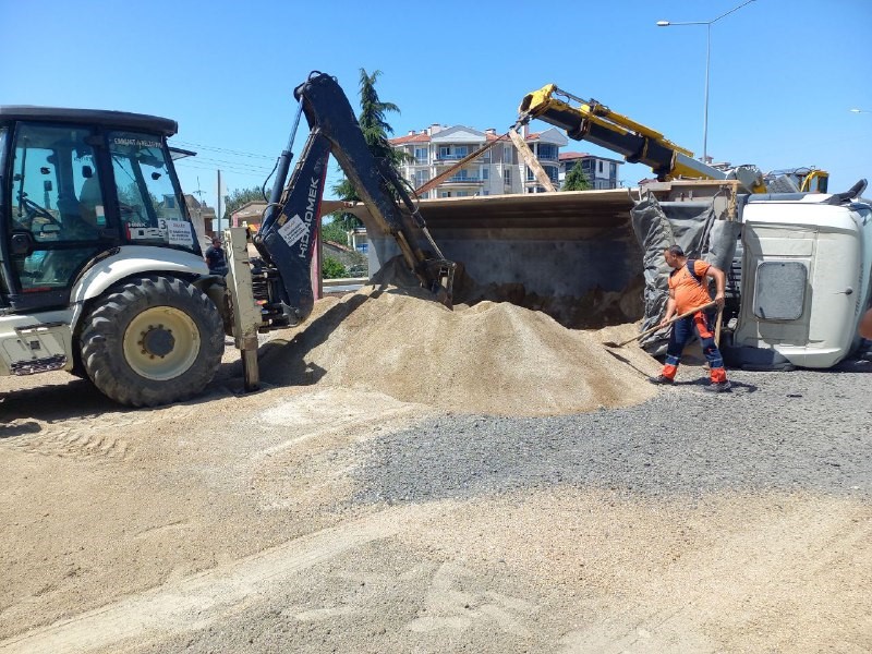 Lastiği Patlayan Kamyon Devrildi!  Devrilen kamyonun kapattığı kara yolu yeniden trafiğe açıldı