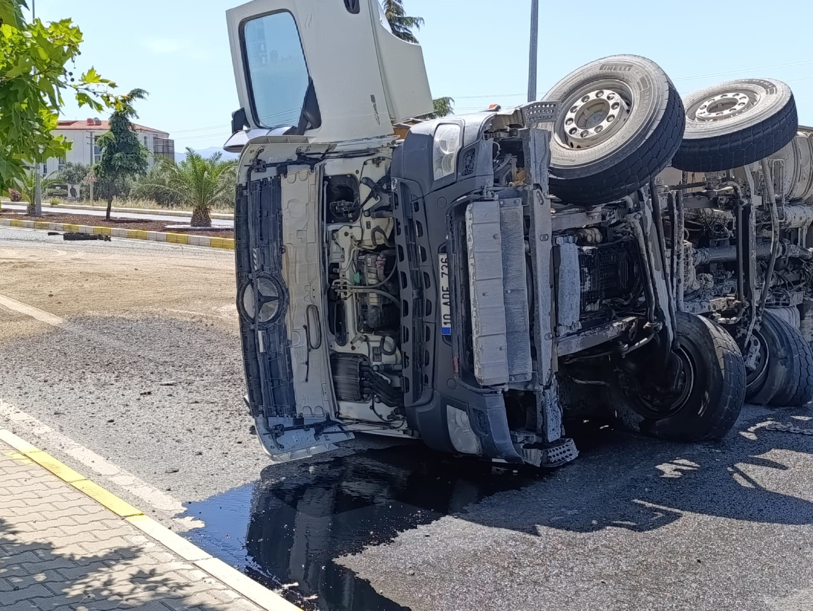 Lastiği Patlayan Kamyon Devrildi!  Devrilen kamyonun kapattığı kara yolu yeniden trafiğe açıldı
