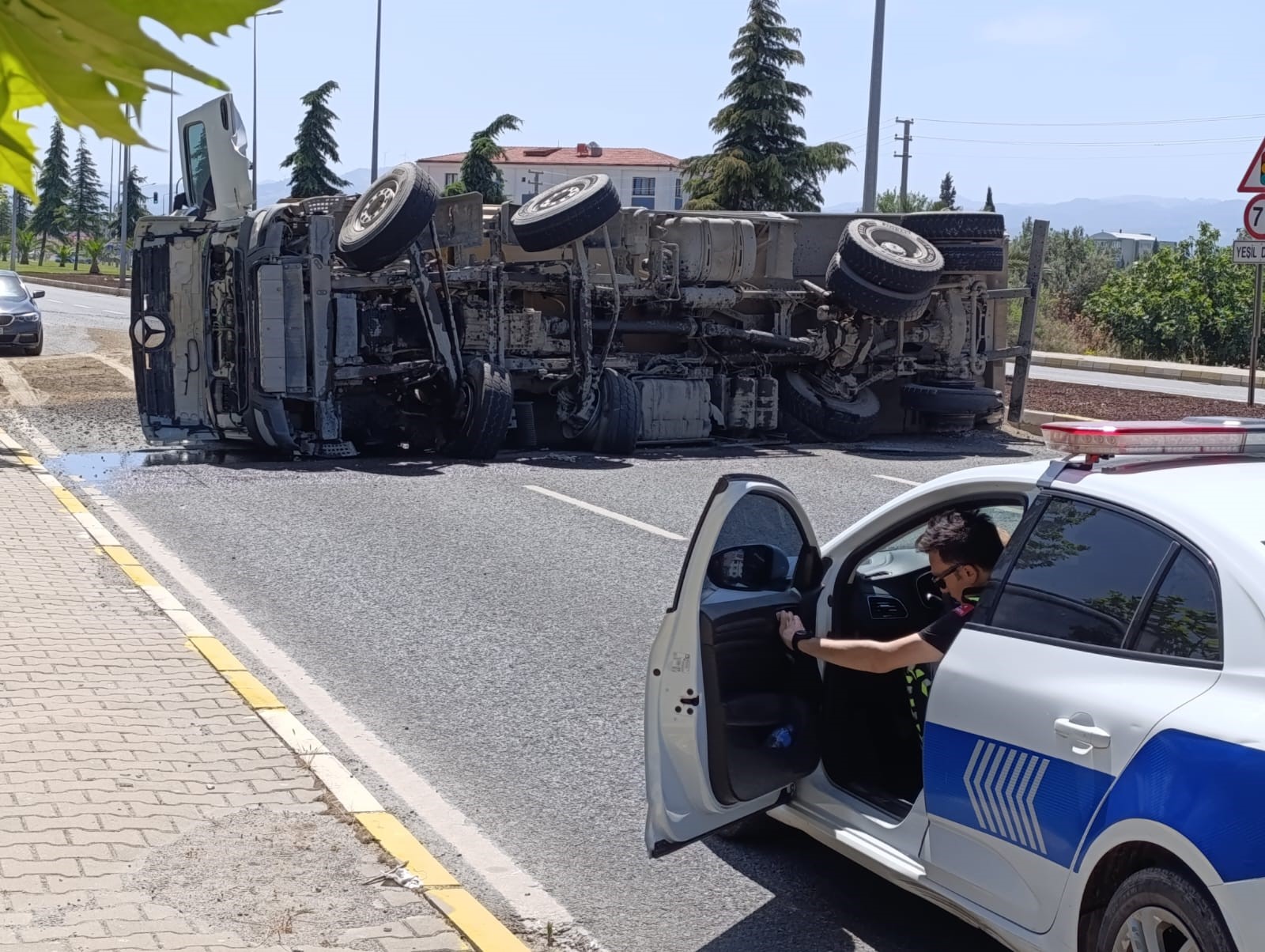 Lastiği Patlayan Kamyon Devrildi!  Devrilen kamyonun kapattığı kara yolu yeniden trafiğe açıldı