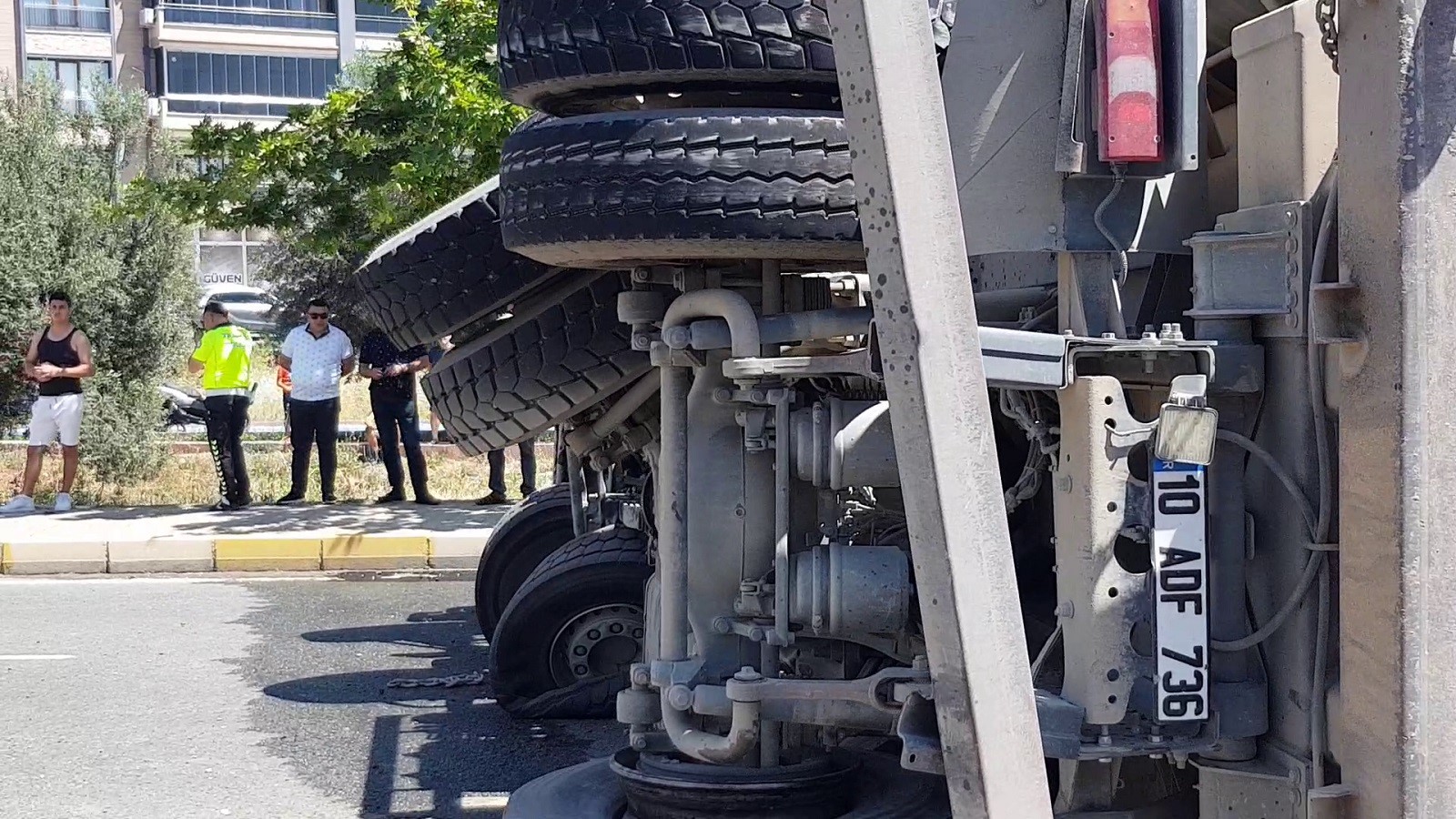 Lastiği Patlayan Kamyon Devrildi!  Devrilen kamyonun kapattığı kara yolu yeniden trafiğe açıldı