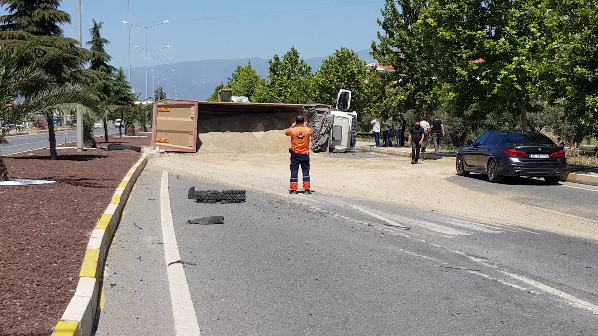 Lastiği Patlayan Kamyon Devrildi!  Devrilen kamyonun kapattığı kara yolu yeniden trafiğe açıldı