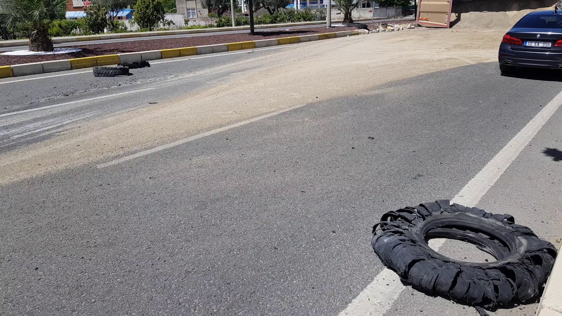 Lastiği Patlayan Kamyon Devrildi!  Devrilen kamyonun kapattığı kara yolu yeniden trafiğe açıldı