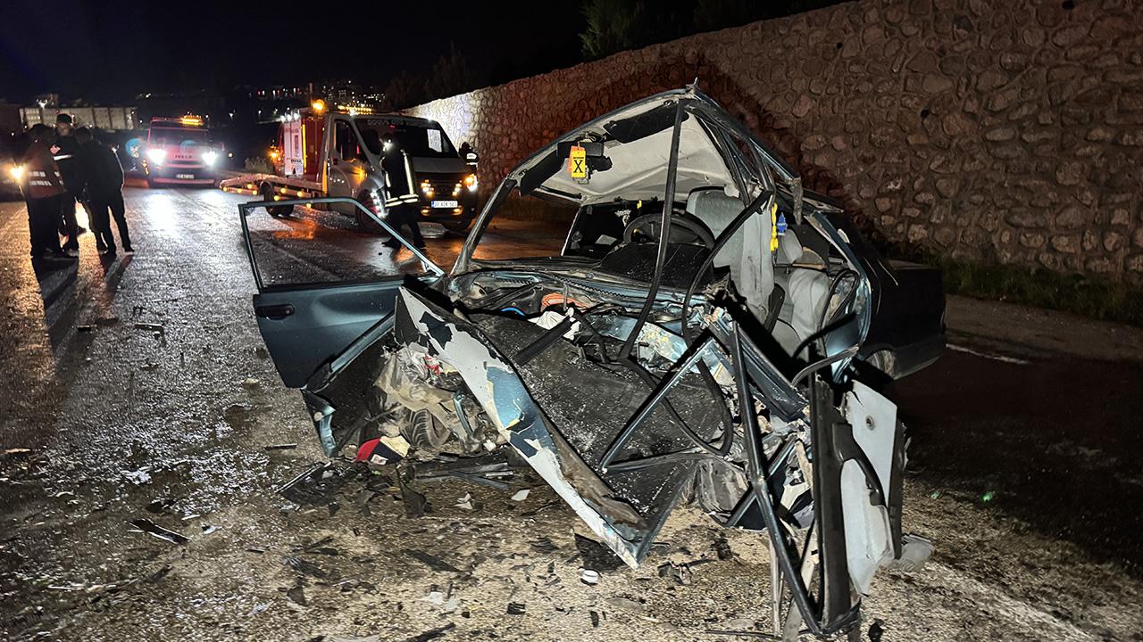Otomobil ile Hafif Ticari Araç Çarpıştı: Kazada 2 kişi hayatını kaybetti 3 kişi ise yaralandı