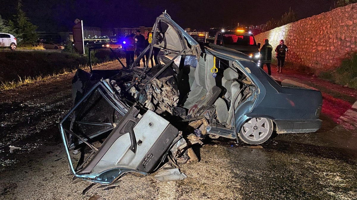 Otomobil ile Hafif Ticari Araç Çarpıştı: Kazada 2 kişi hayatını kaybetti 3 kişi ise yaralandı