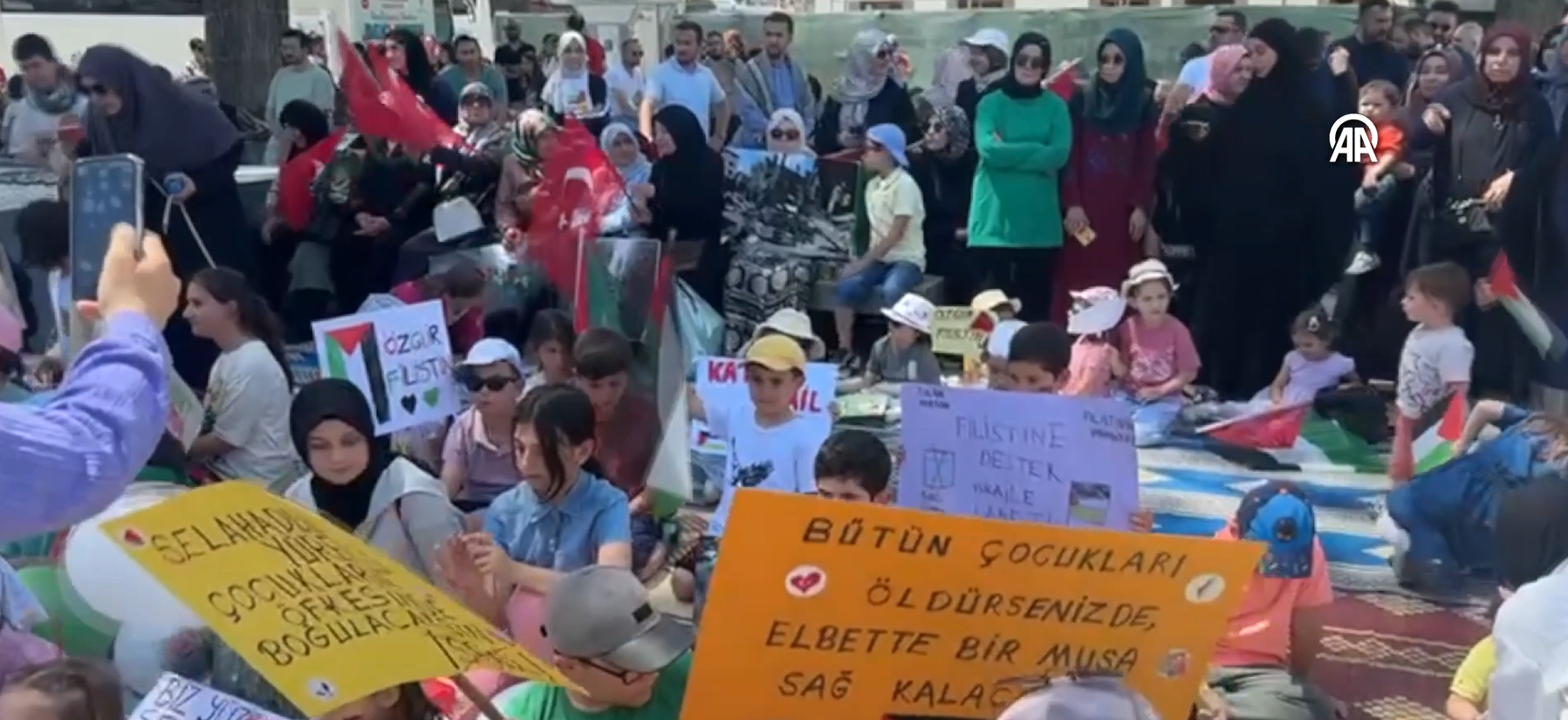"Ne Kadar Çok Öldük" Gazze'ye Destek İçin Oturma Eylemi Yapıldı