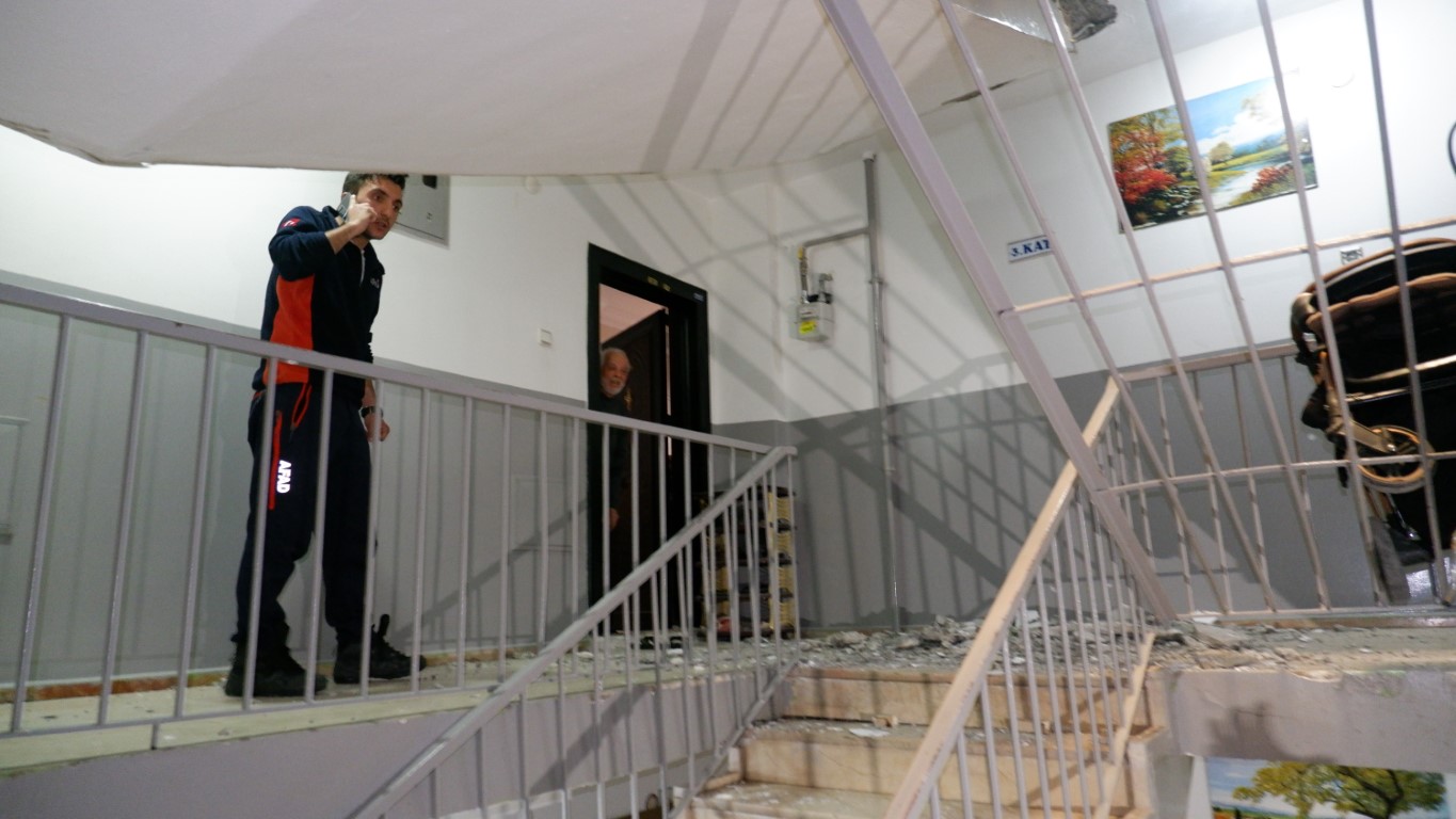 Apartmanın Çöken Merdiveni Yürekleri Ağıza Getirdi!  Bina sakinleri korku dolu anlar yaşadı