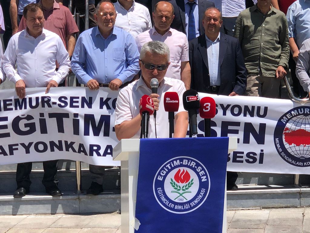 EĞİTİMCİLERDEN "ÖĞRETMENLİK MESLEK KANUNU" PROTESTOSU