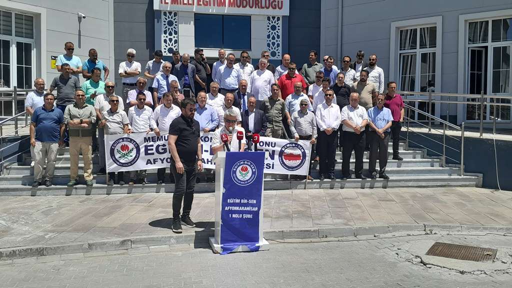 EĞİTİMCİLERDEN "ÖĞRETMENLİK MESLEK KANUNU" PROTESTOSU