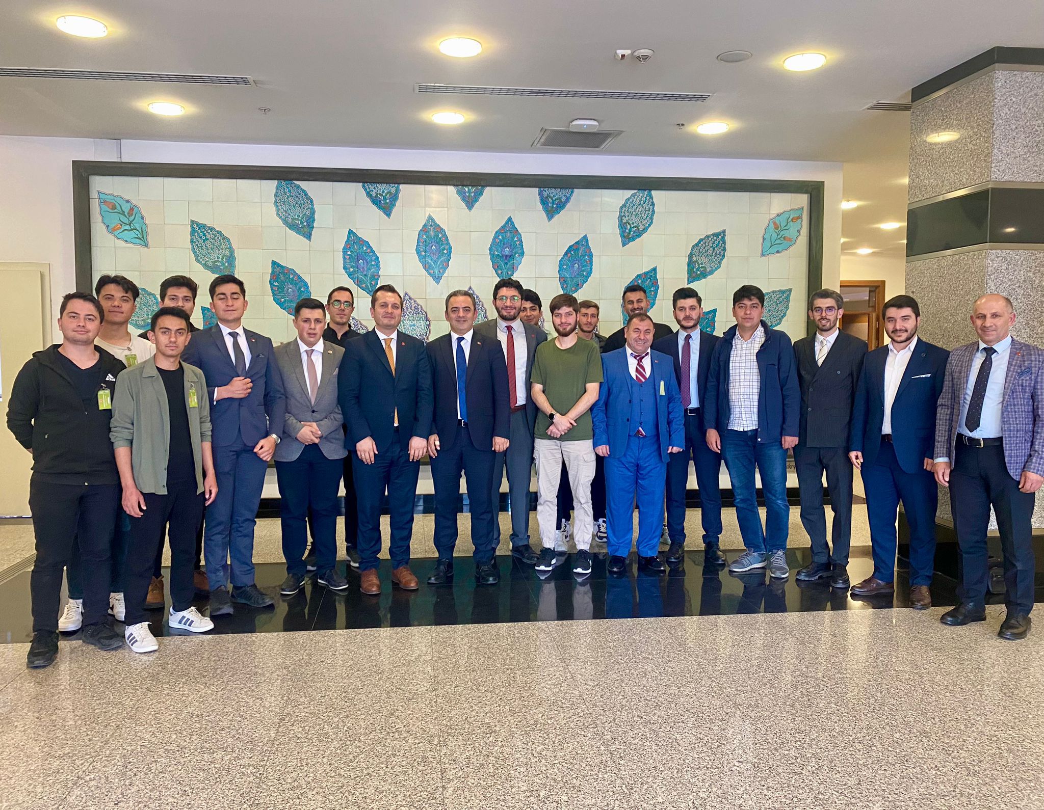 “GENÇLER SİYASETTE DAHA ÇOK SÖZ SAHİBİ OLMALI”