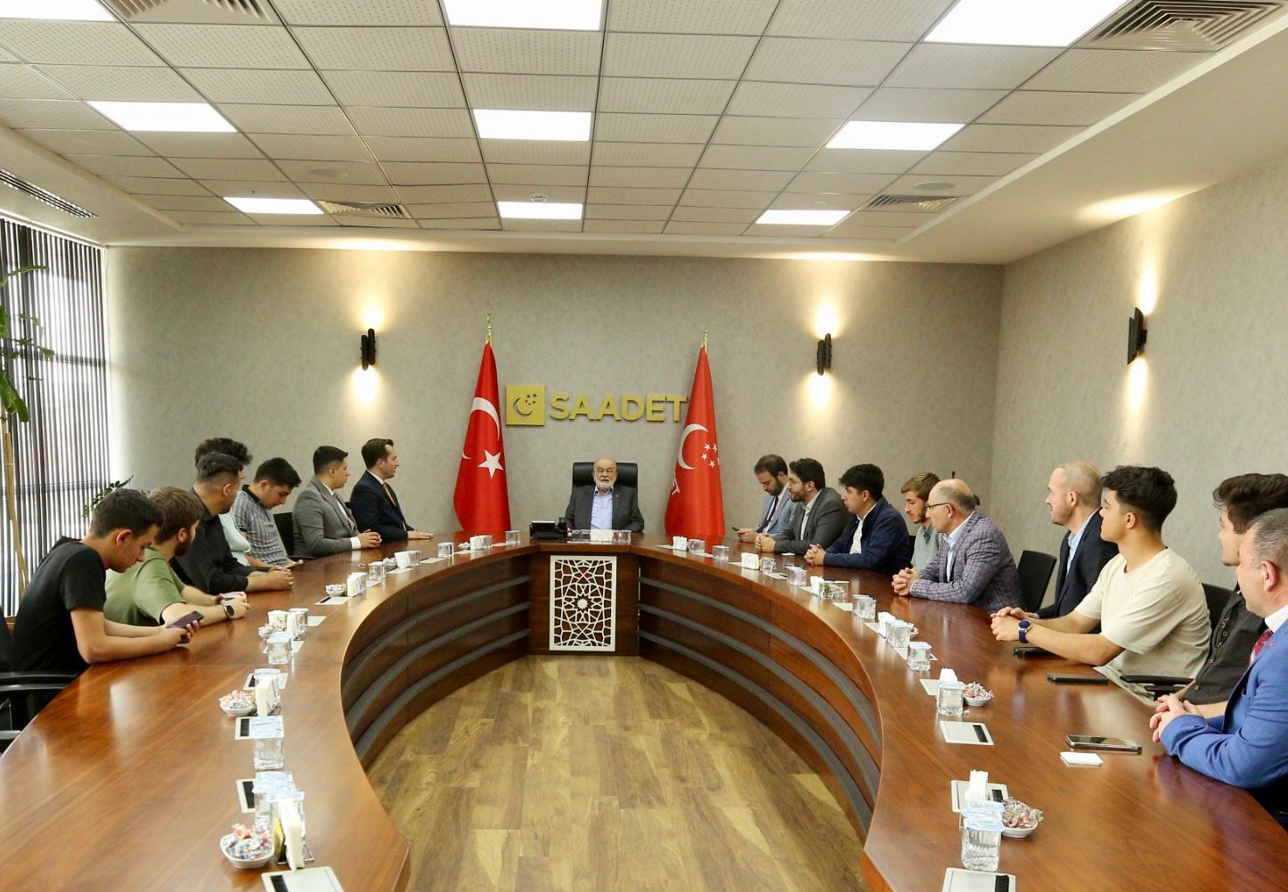 “GENÇLER SİYASETTE DAHA ÇOK SÖZ SAHİBİ OLMALI”