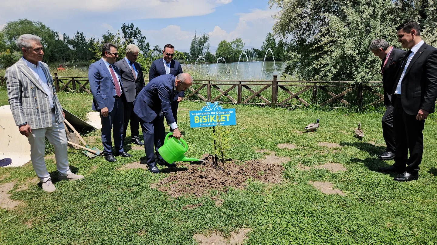 “GENÇLER SİYASETTE DAHA ÇOK SÖZ SAHİBİ OLMALI”