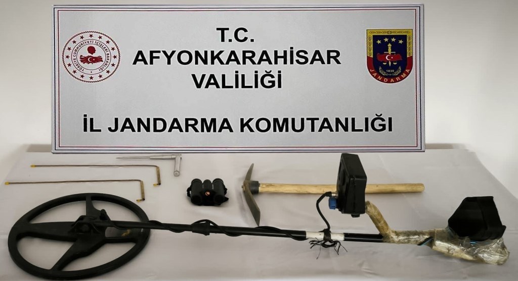 AFYON'DA DEFİNE ARARKEN YAKALANDILAR
