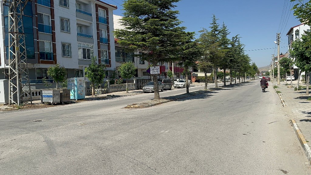 YÖN TABELASINA ÇARPAN MOTOSİKLET SÜRÜCÜSÜ AĞIR YARALANDI