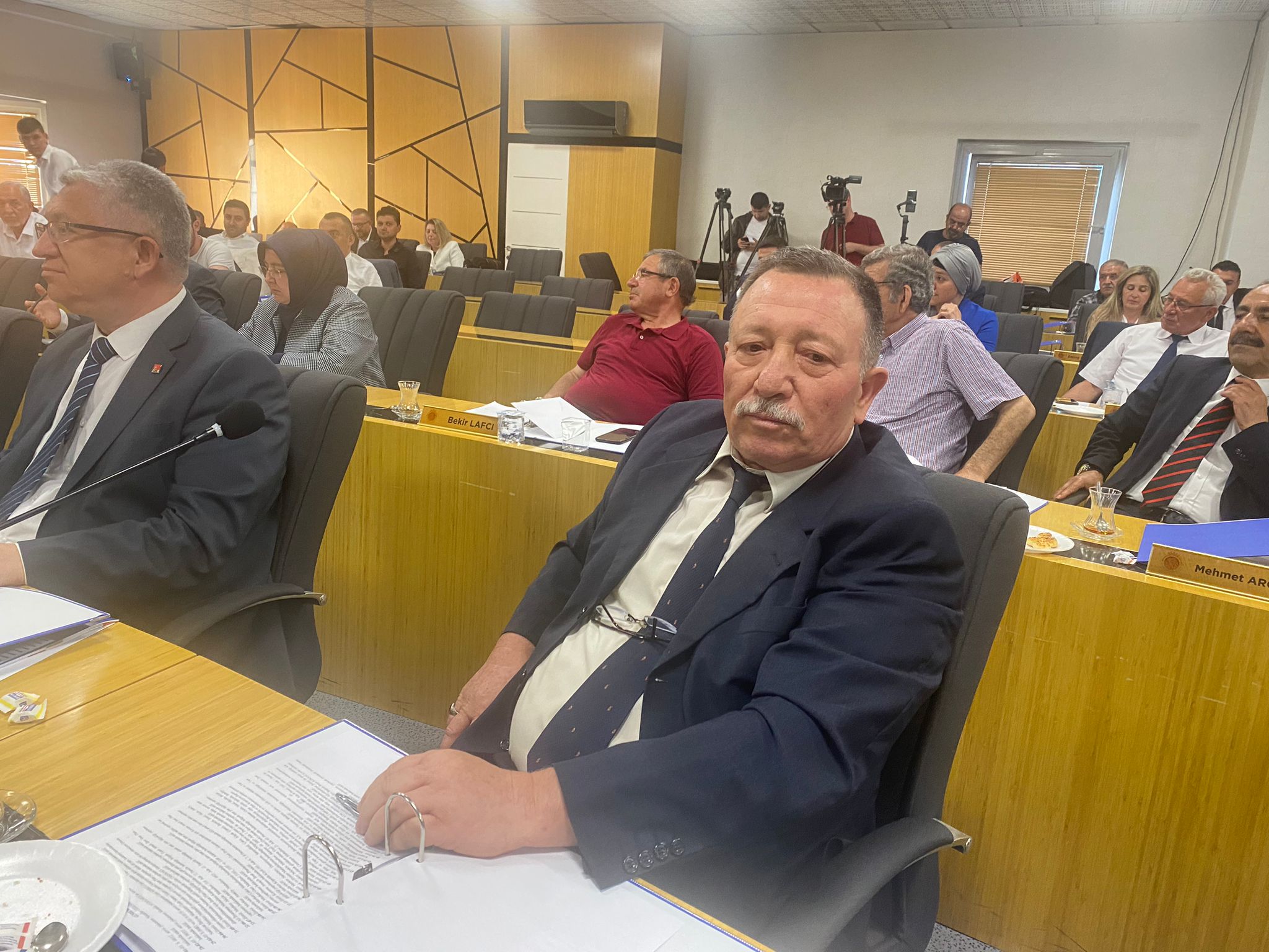 AK PARTİ SIRALARINA DÖNDÜ TANSİYON BİRDEN YÜKSELDİ