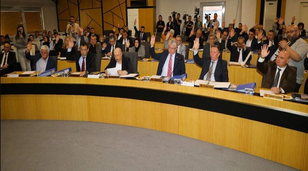 AK PARTİ SIRALARINA DÖNDÜ TANSİYON BİRDEN YÜKSELDİ