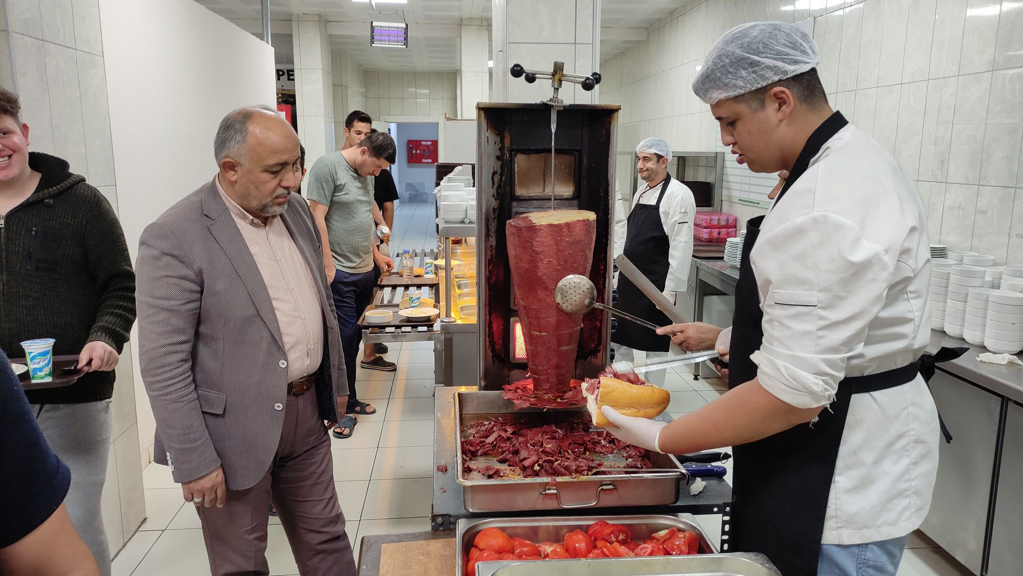 Müdür Kasapoğlu Tabiri Caizse Gençleri Elleriyle Besliyor