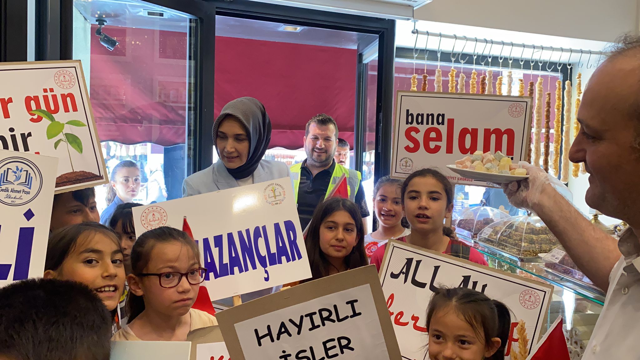 "ÇOCUKLARIMIZIN İLETİŞİM BECERİLERİNİ GELİŞTİRMELERİNİ ÖNEMSİYORUZ"