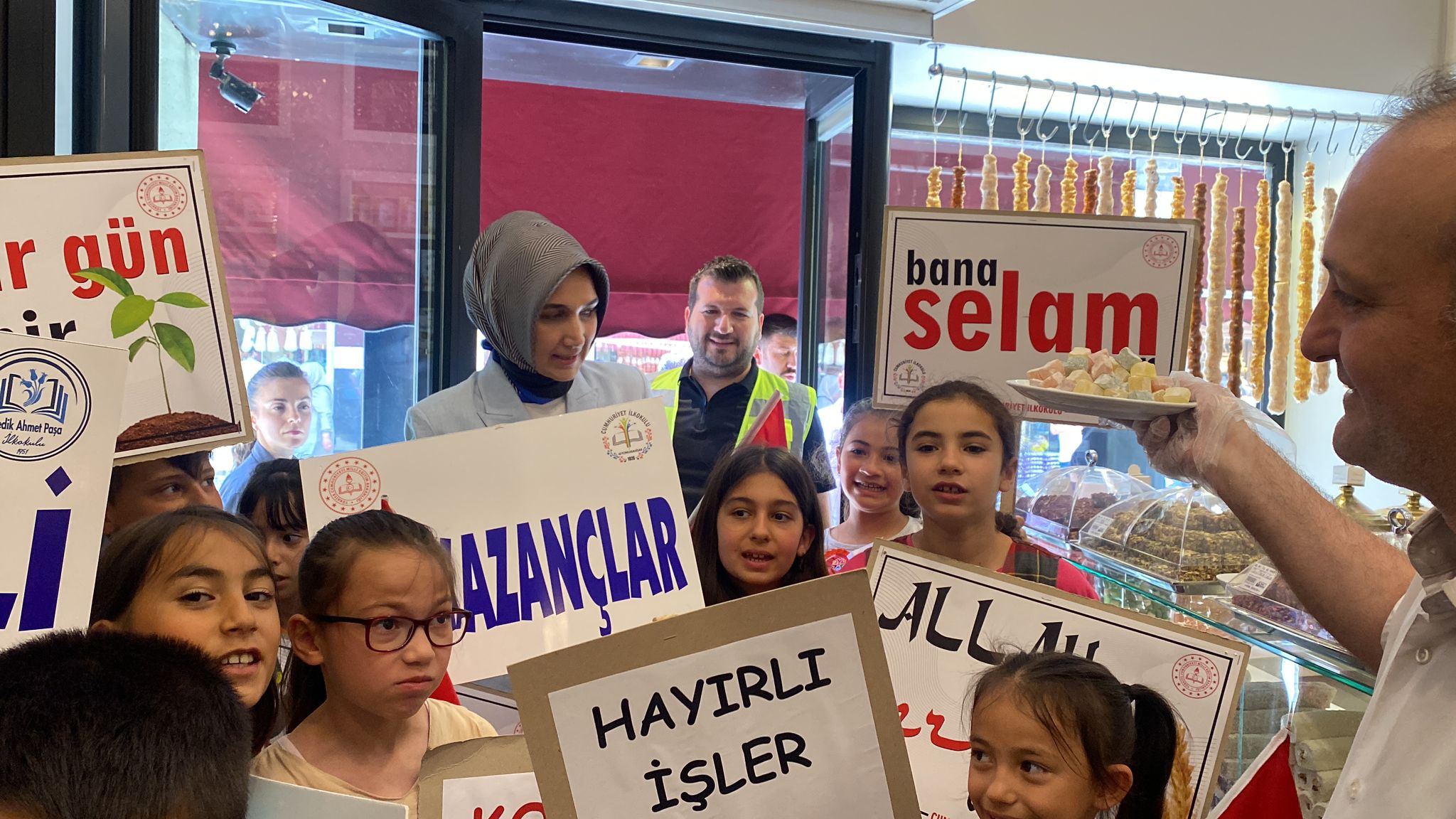 "ÇOCUKLARIMIZIN İLETİŞİM BECERİLERİNİ GELİŞTİRMELERİNİ ÖNEMSİYORUZ"