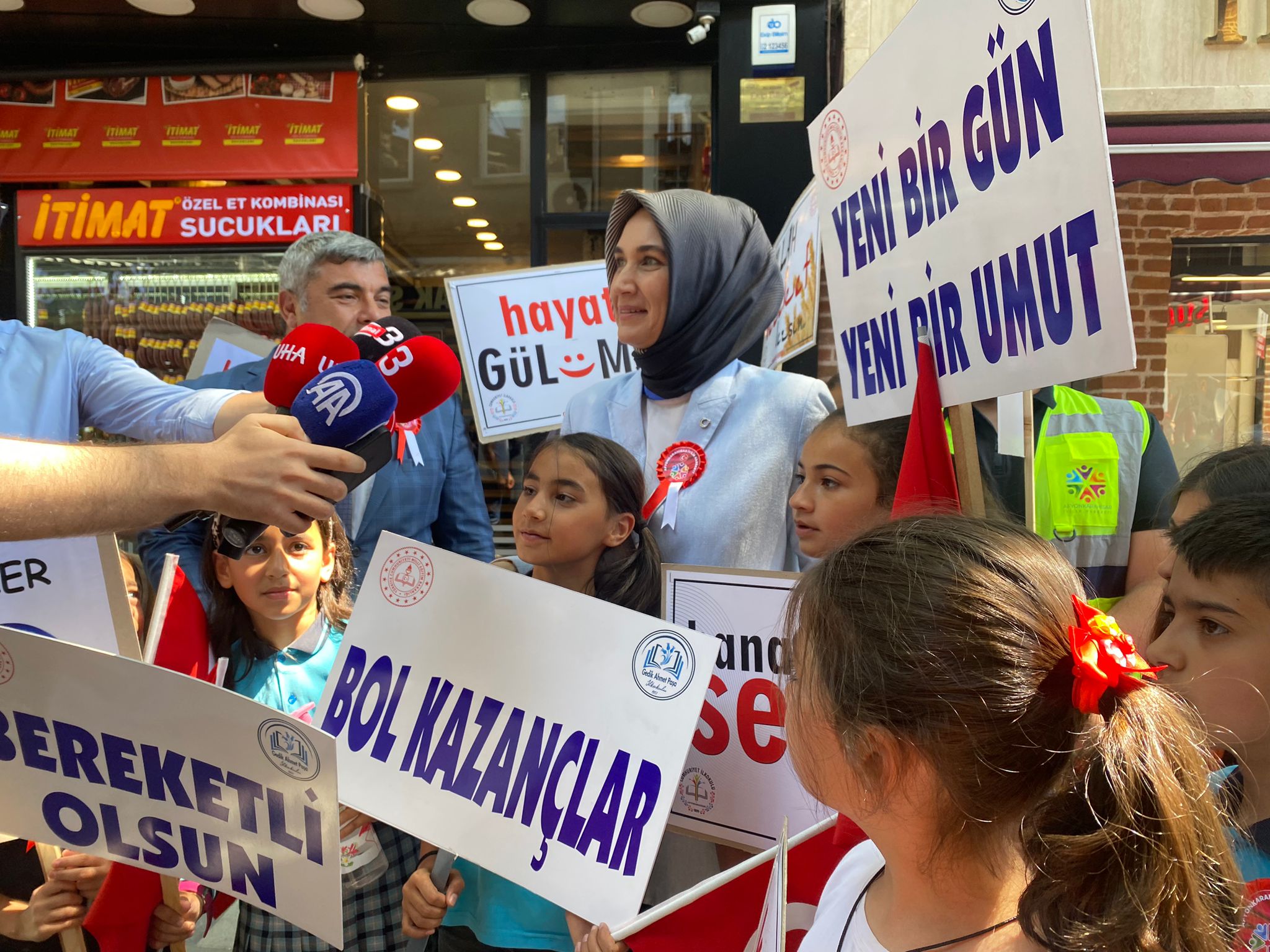 "ÇOCUKLARIMIZIN İLETİŞİM BECERİLERİNİ GELİŞTİRMELERİNİ ÖNEMSİYORUZ"