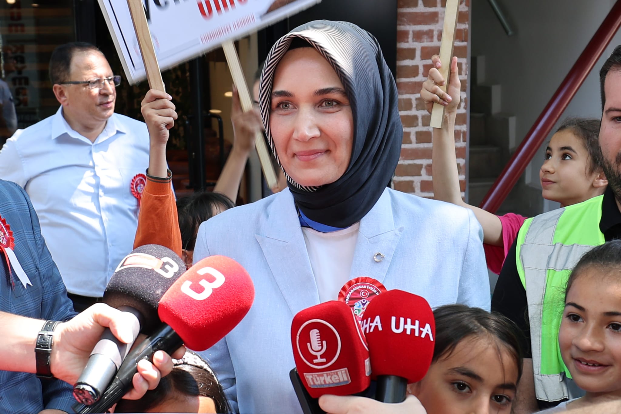 "ÇOCUKLARIMIZIN İLETİŞİM BECERİLERİNİ GELİŞTİRMELERİNİ ÖNEMSİYORUZ"
