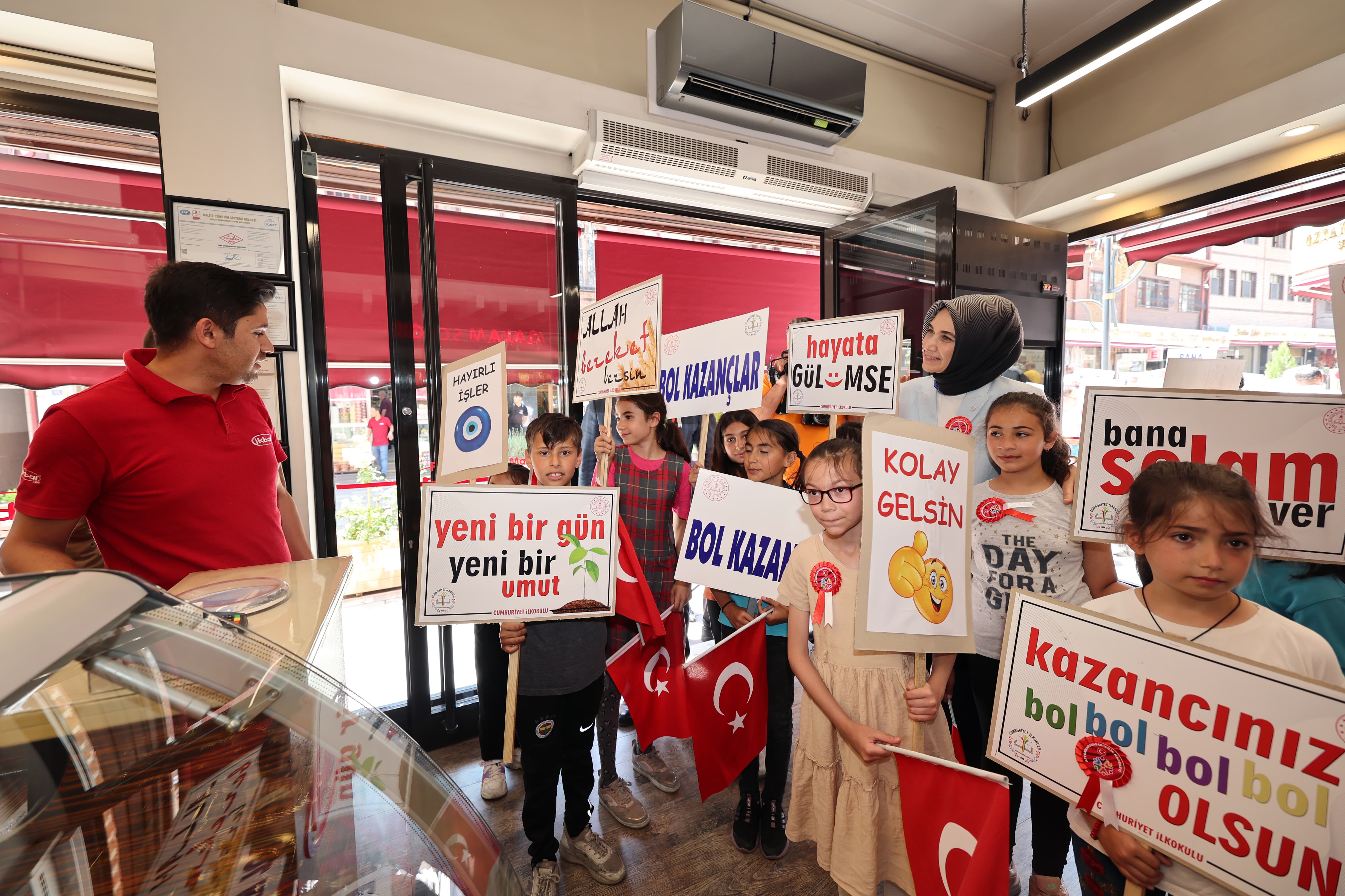 "ÇOCUKLARIMIZIN İLETİŞİM BECERİLERİNİ GELİŞTİRMELERİNİ ÖNEMSİYORUZ"