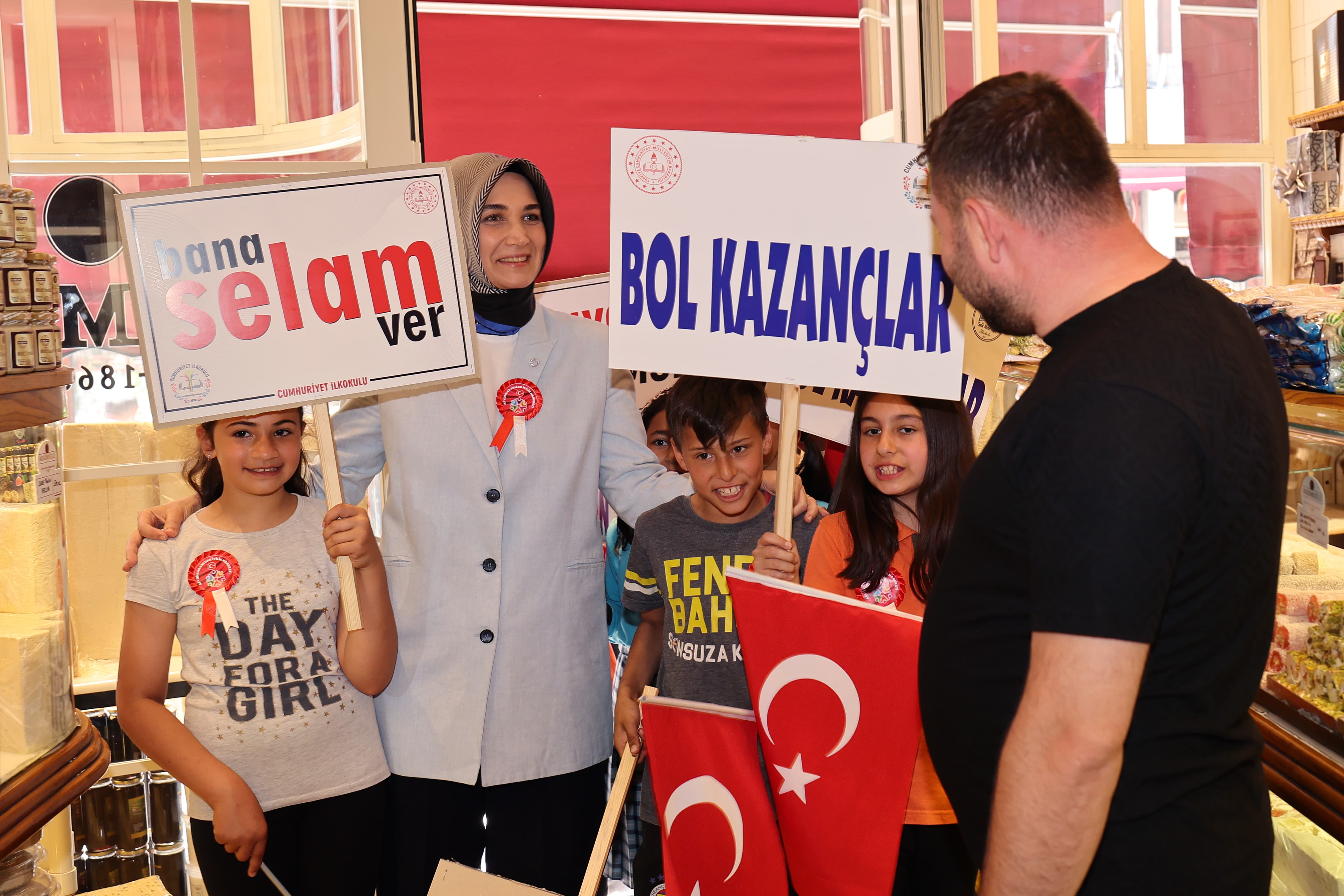 "ÇOCUKLARIMIZIN İLETİŞİM BECERİLERİNİ GELİŞTİRMELERİNİ ÖNEMSİYORUZ"