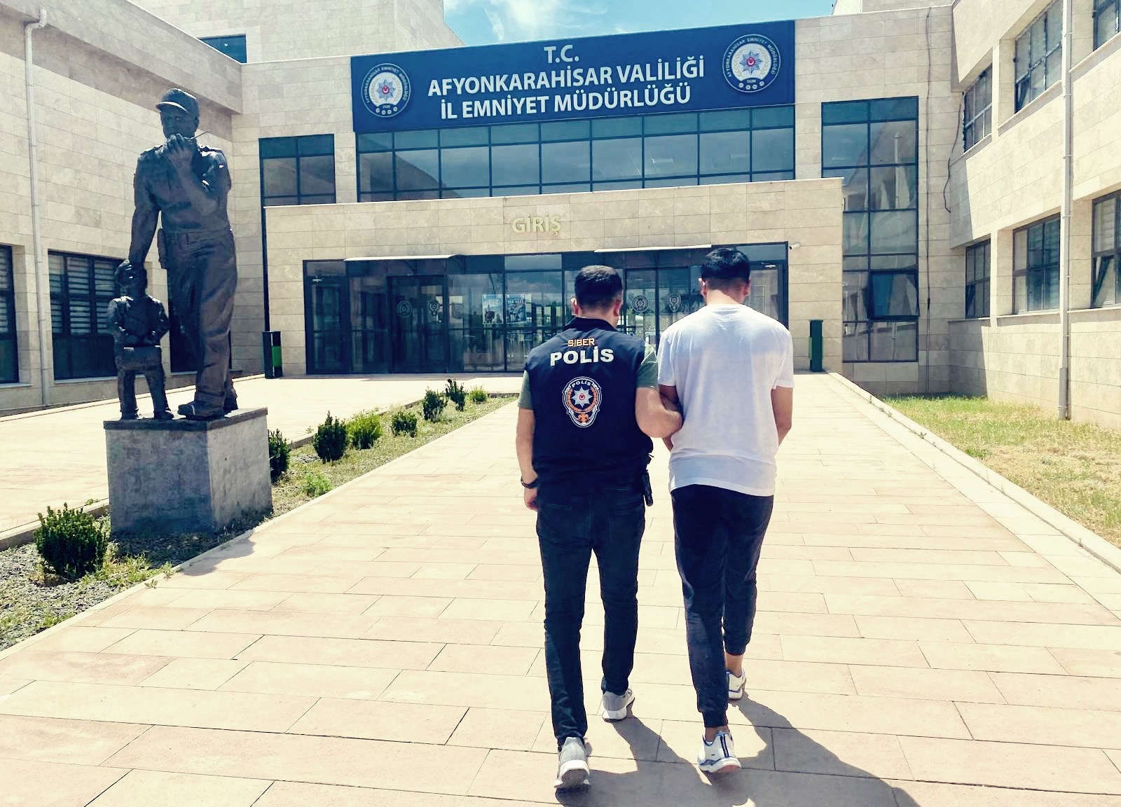 Afyon Polisi Kıskıvrak Yakaladı