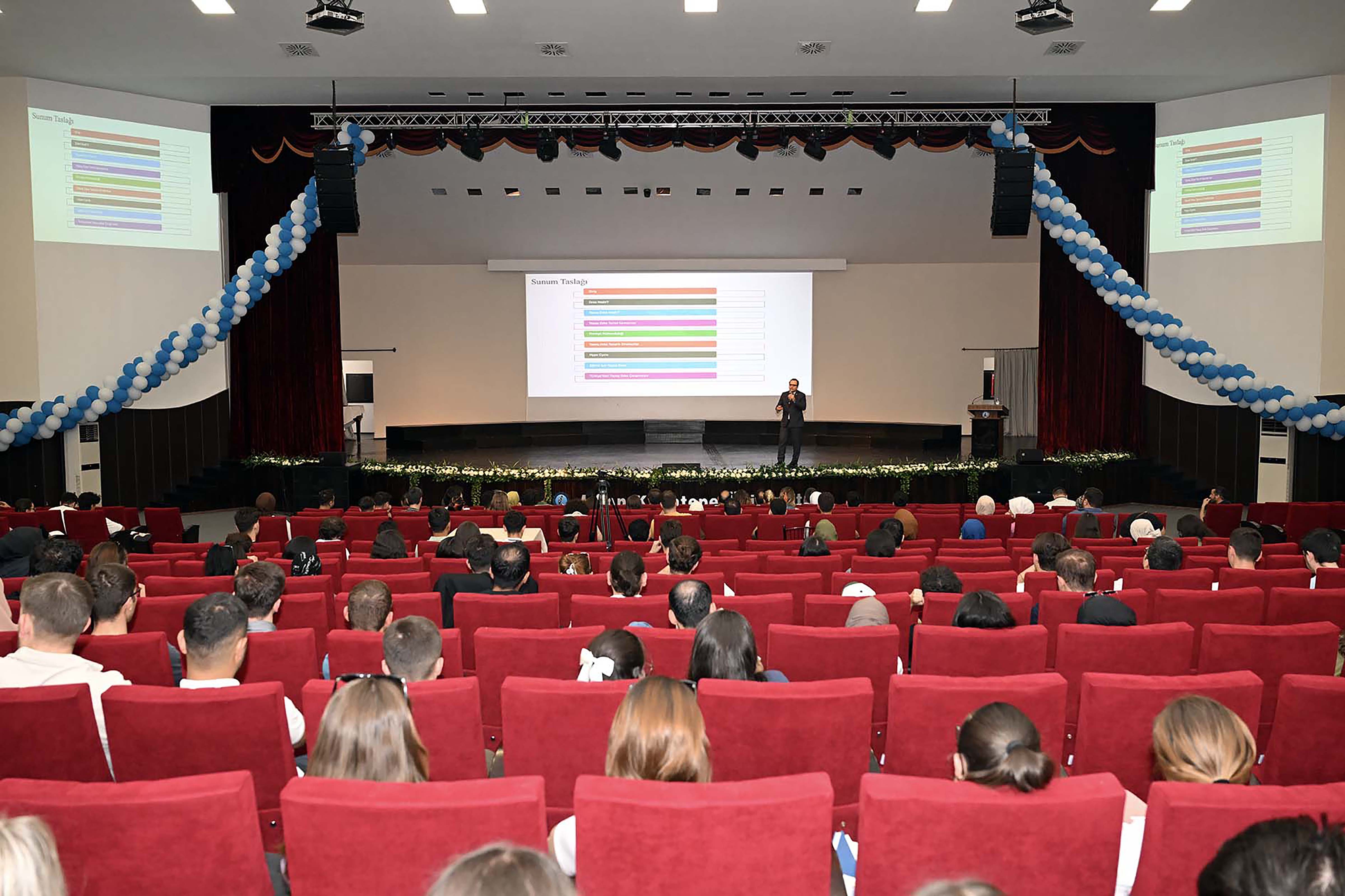 AKÜ'DE GELECEĞİN TEKNOLOJİLERİ KONUŞULDU