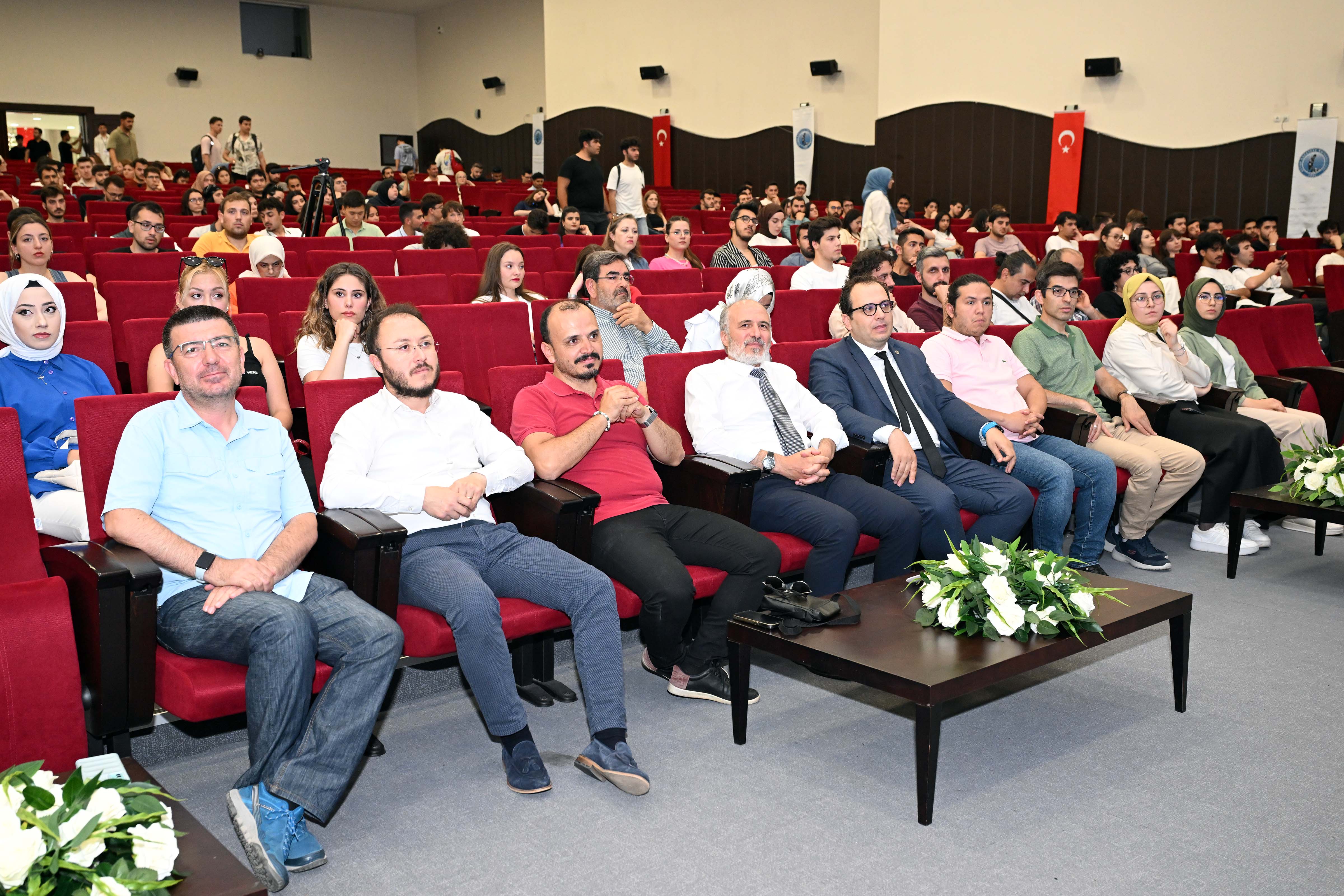 AKÜ'DE GELECEĞİN TEKNOLOJİLERİ KONUŞULDU