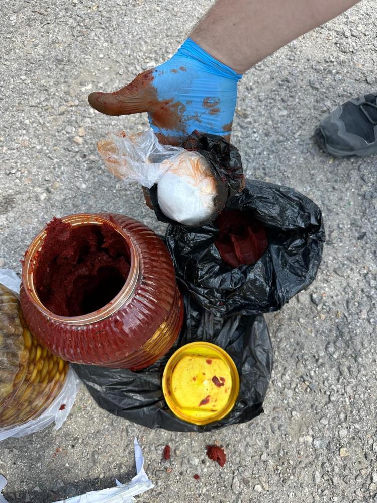 Salça Kavanozundan Uyuşturucu Çıktı! Kavanoza zulalanmış haldeki 153 gram uyuşturucuyu polis buldu