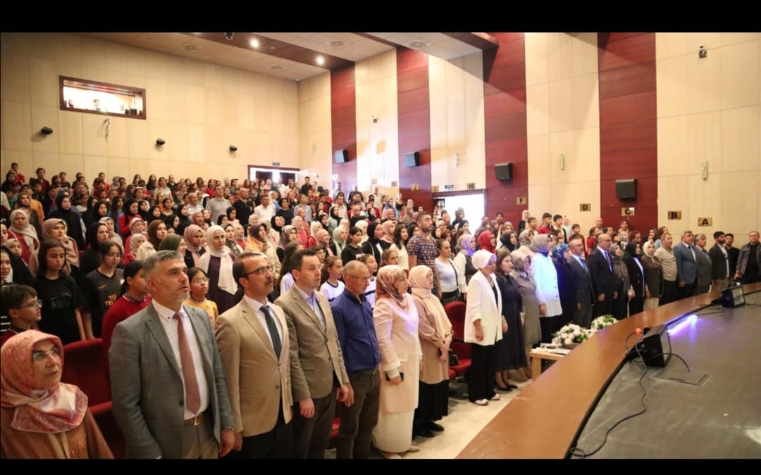 Altın Çağ" Tiyatro Gösterisi Büyük Beğeni Topladı