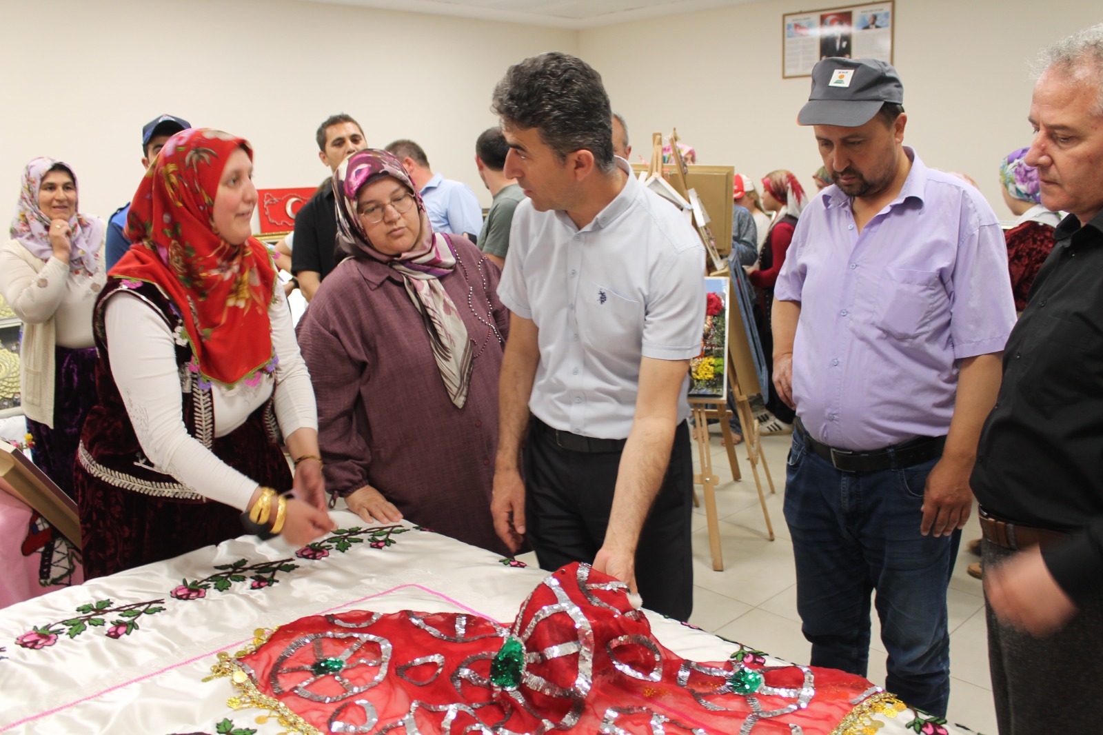 Çay Halk Eğitim Merkezi Tarafından Pazarağaç Kasabasında  El Sanatları Sergisi Açıldı.