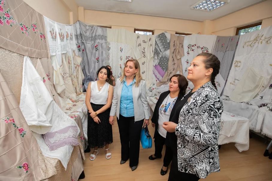BAŞKAN KÖKSAL  KADINLARIN EL EMEĞİ GÖZ NURU ÜRÜNLERİNİ İNCELEDİ
