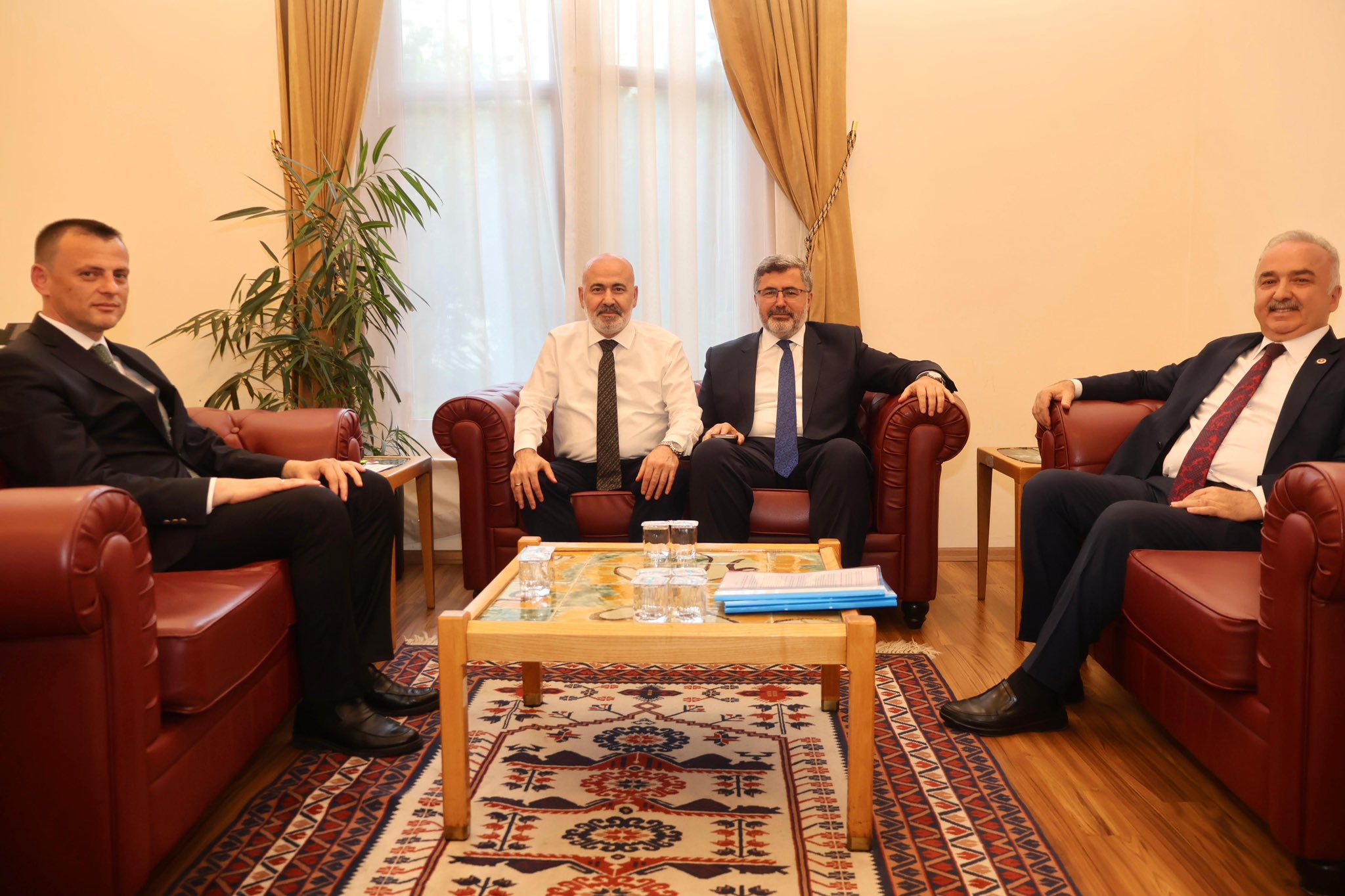 AK Partili Özkaya'dan İçişleri Bakanlığına Anlamlı Ziyaret