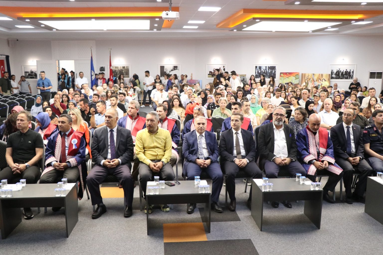 BAŞKAN TOPCU ÜNİVERSİTE ÖĞRENCİLERİNİN MEZUNİYET SEVİNCİNE ORTAK OLDU