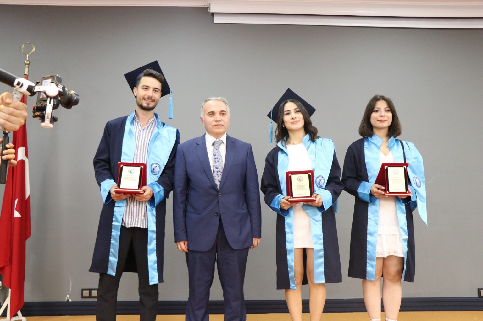 BAŞKAN TOPCU ÜNİVERSİTE ÖĞRENCİLERİNİN MEZUNİYET SEVİNCİNE ORTAK OLDU